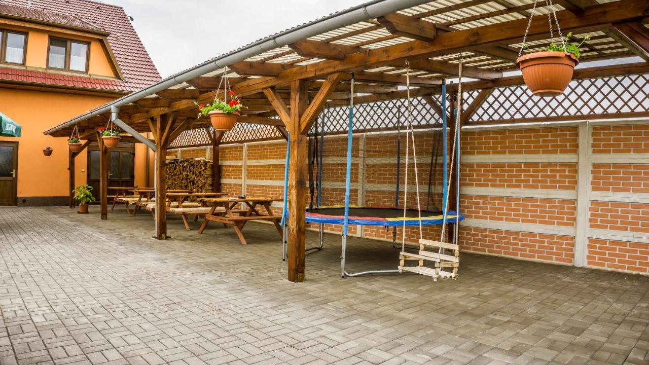 Penzion S Restauraci Na Furhaple Sakvice Luaran gambar