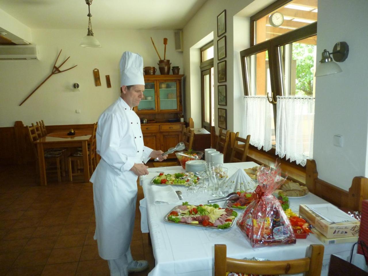 Penzion S Restauraci Na Furhaple Sakvice Luaran gambar